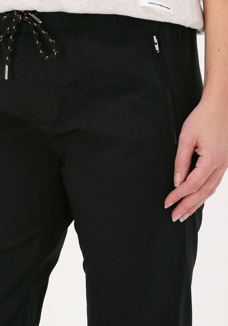 Schwarze LEVETE ROOM Jogginghose MARILYN 6 PANTS - large