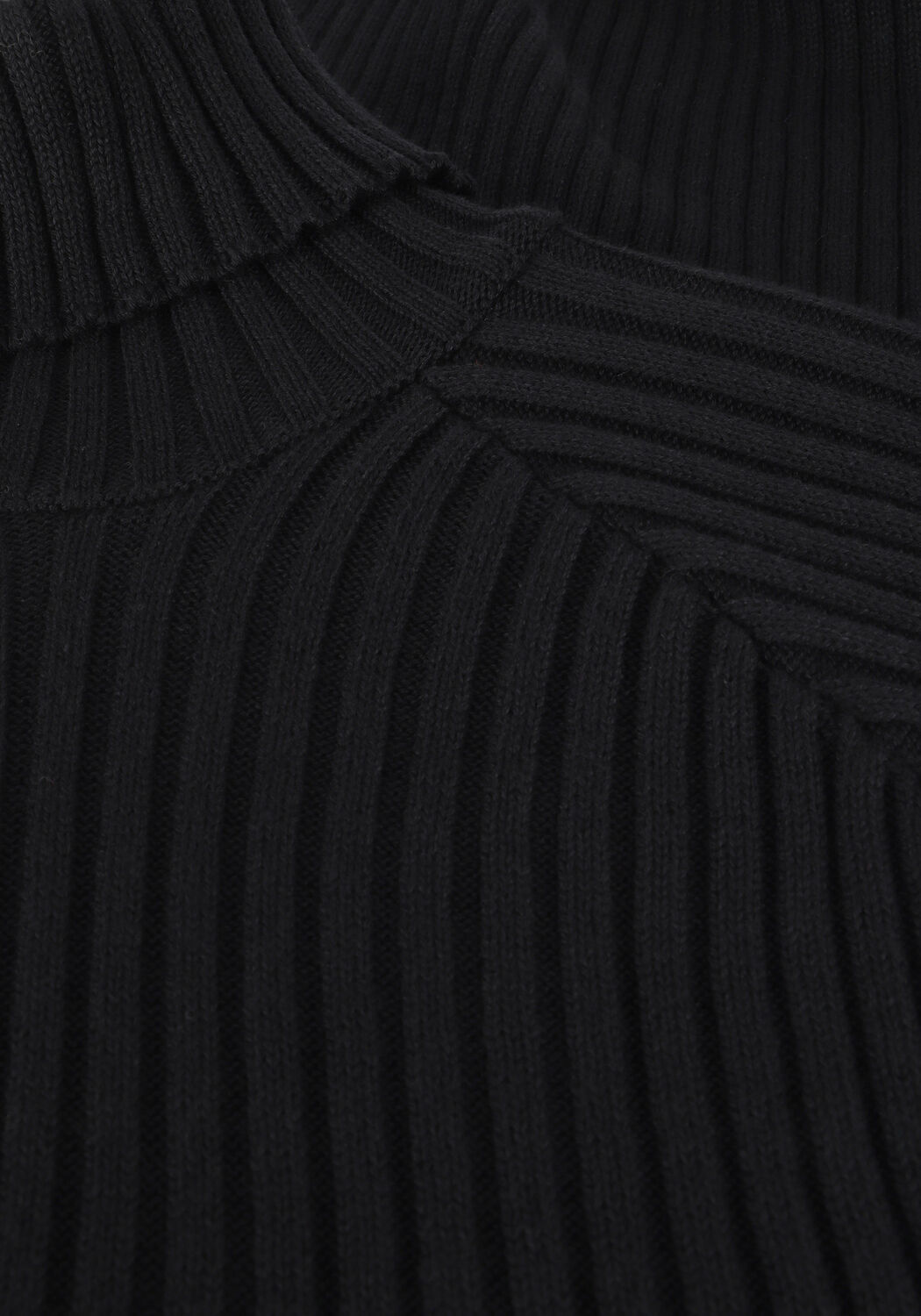 Schwarze Y.A.S. Midikleid YASMAVI KNIT MIDI ROLLNECK DRESS - large