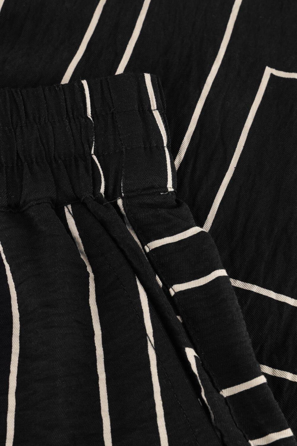 Schwarze MY ESSENTIAL WARDROBE Kurze Hose KELLYMW SHORTS - large