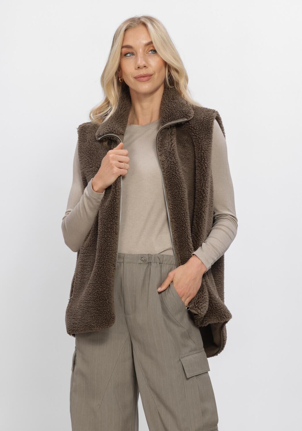 Braune WITHBLACK Bodywarmer WBLPERNILLE PILE WAISTCOAT - large
