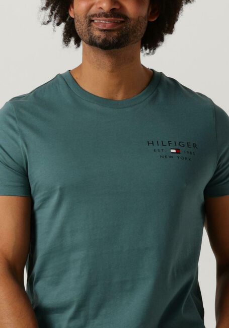 Grüne TOMMY HILFIGER T-shirt BRAND LOVE SMALL LOGO TEE - large