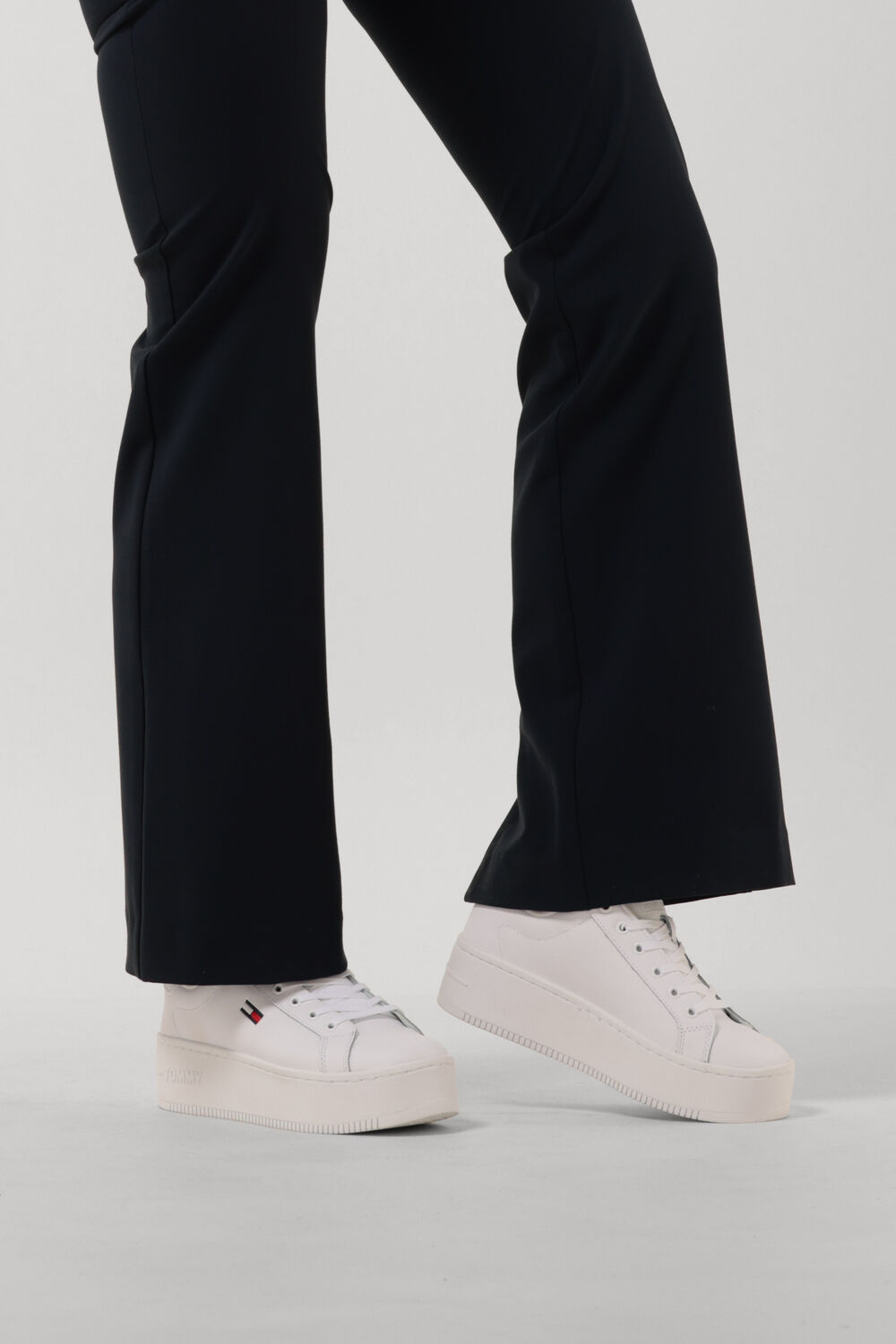 Wei&szlig;e TOMMY JEANS Sneaker Low TOMMY JEANS FLATFORM ESS - large