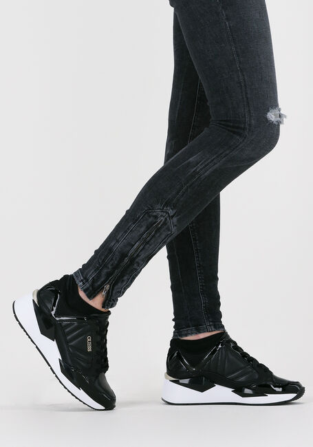 Schwarze GUESS Sneaker Low TRAVES - large