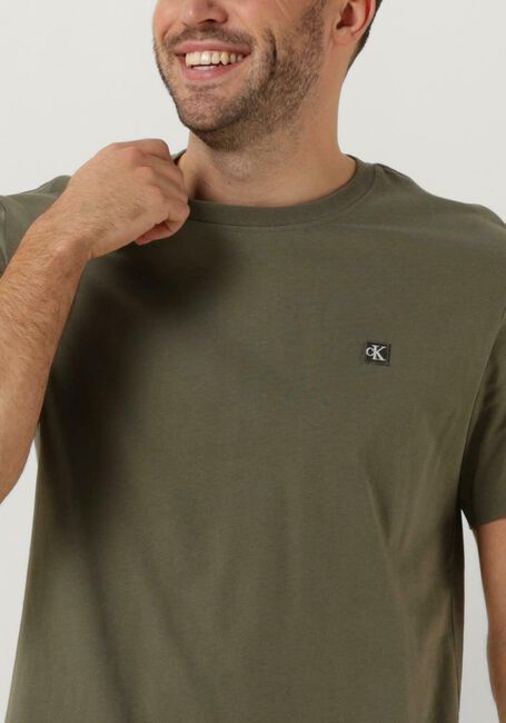 Olive CALVIN KLEIN T-shirt CK EMBRO BADGE TEE - large
