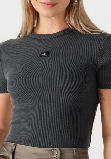 Dunkelgrau CALVIN KLEIN T-shirt WASHED WOVEN LABEL RIB FIT TEE - large