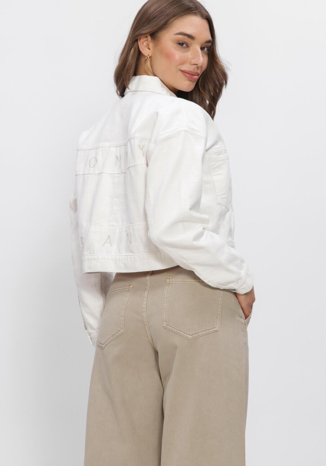 Wei&szlig;e TOMMY JEANS Jeansjacke OVSZ CROP TRCKR JCKT FLG BJ6099 - large