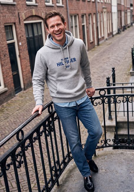 Graue TOMMY HILFIGER Sweatshirt HILFIGER STACK REG FLEECE HOODIE - large