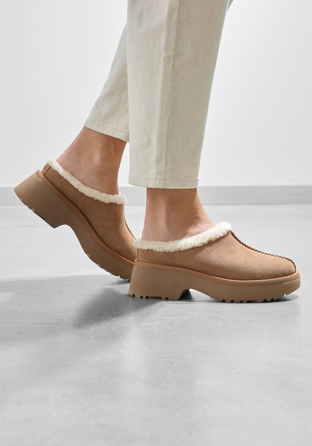 Cognacfarbene UGG Slipper NEW HEIGHTS COZY CLOG - medium