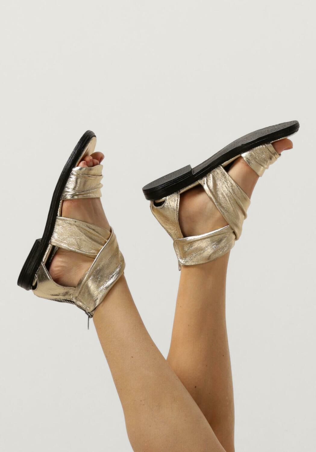 Goldfarbene NOTRE-V Flache Sandalen 1GAMBA102 - large