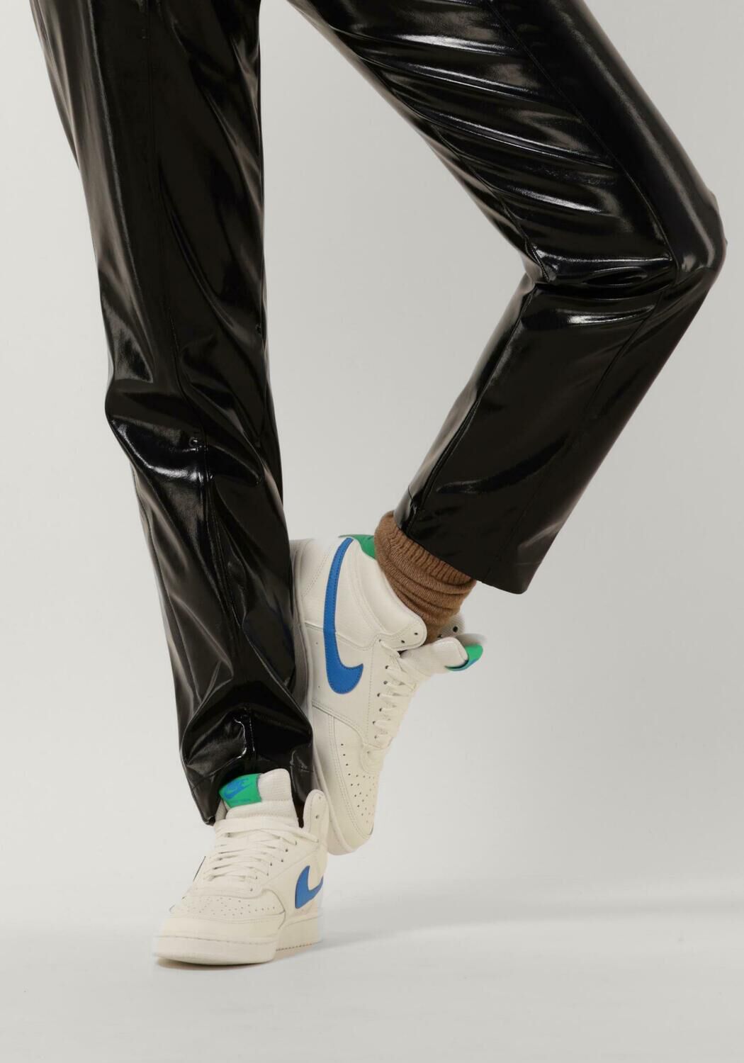 Wei&szlig;e NIKE Sneaker High COURT VISION MID WMNS - large