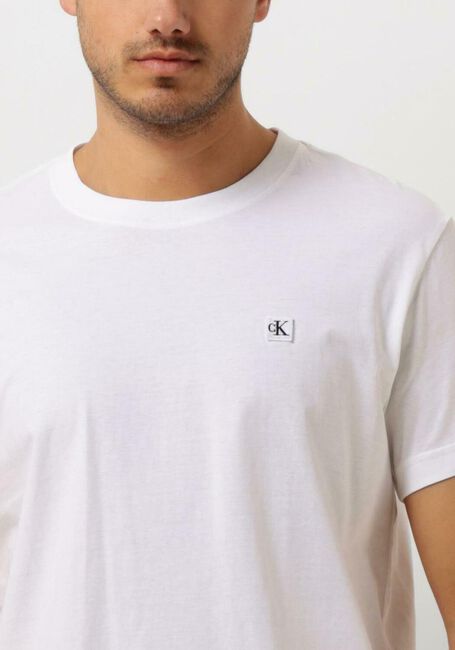Weiße CALVIN KLEIN T-shirt CK EMBRO BADGE TEE - large