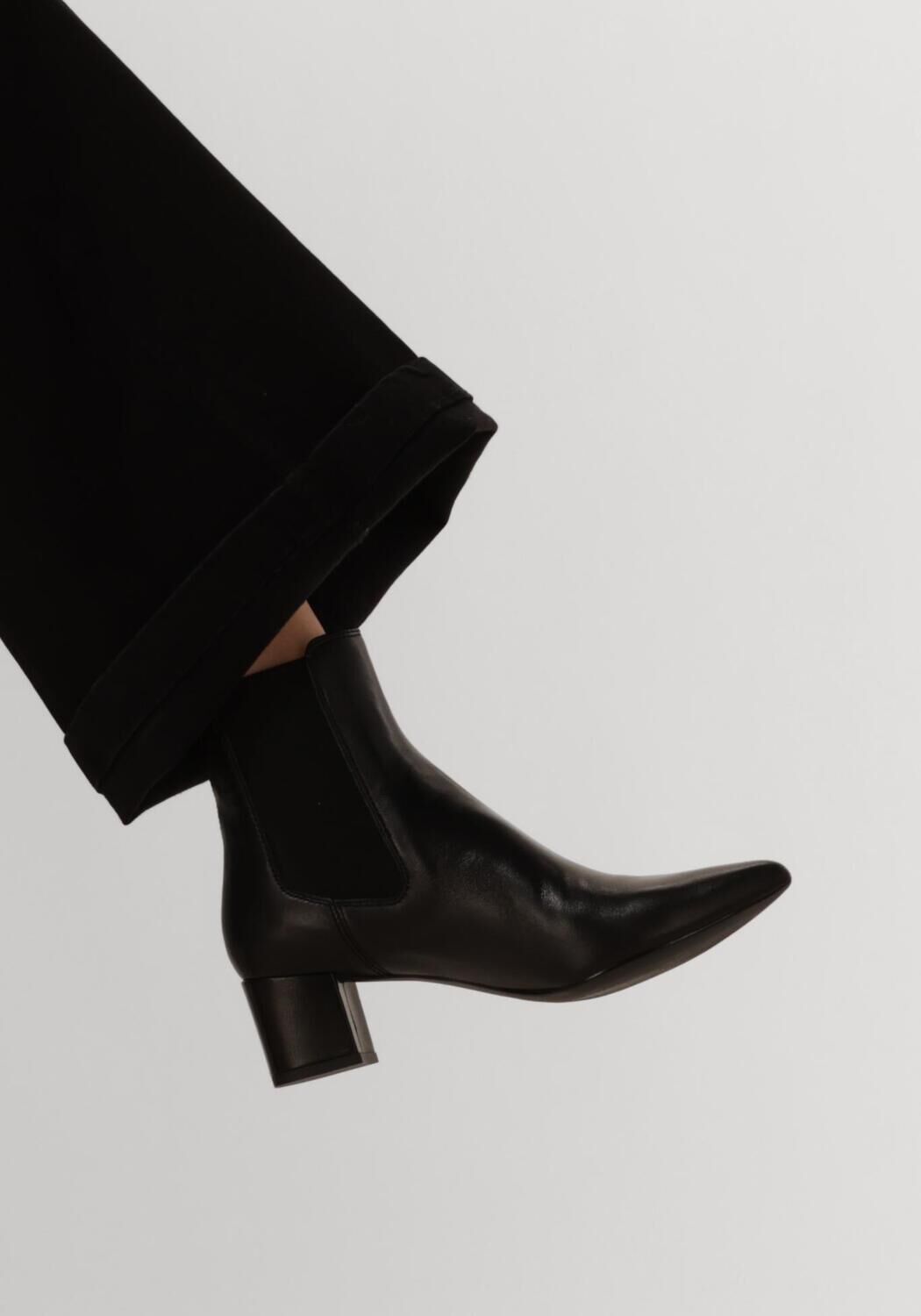 Schwarze UNISA Stiefeletten JURI - large