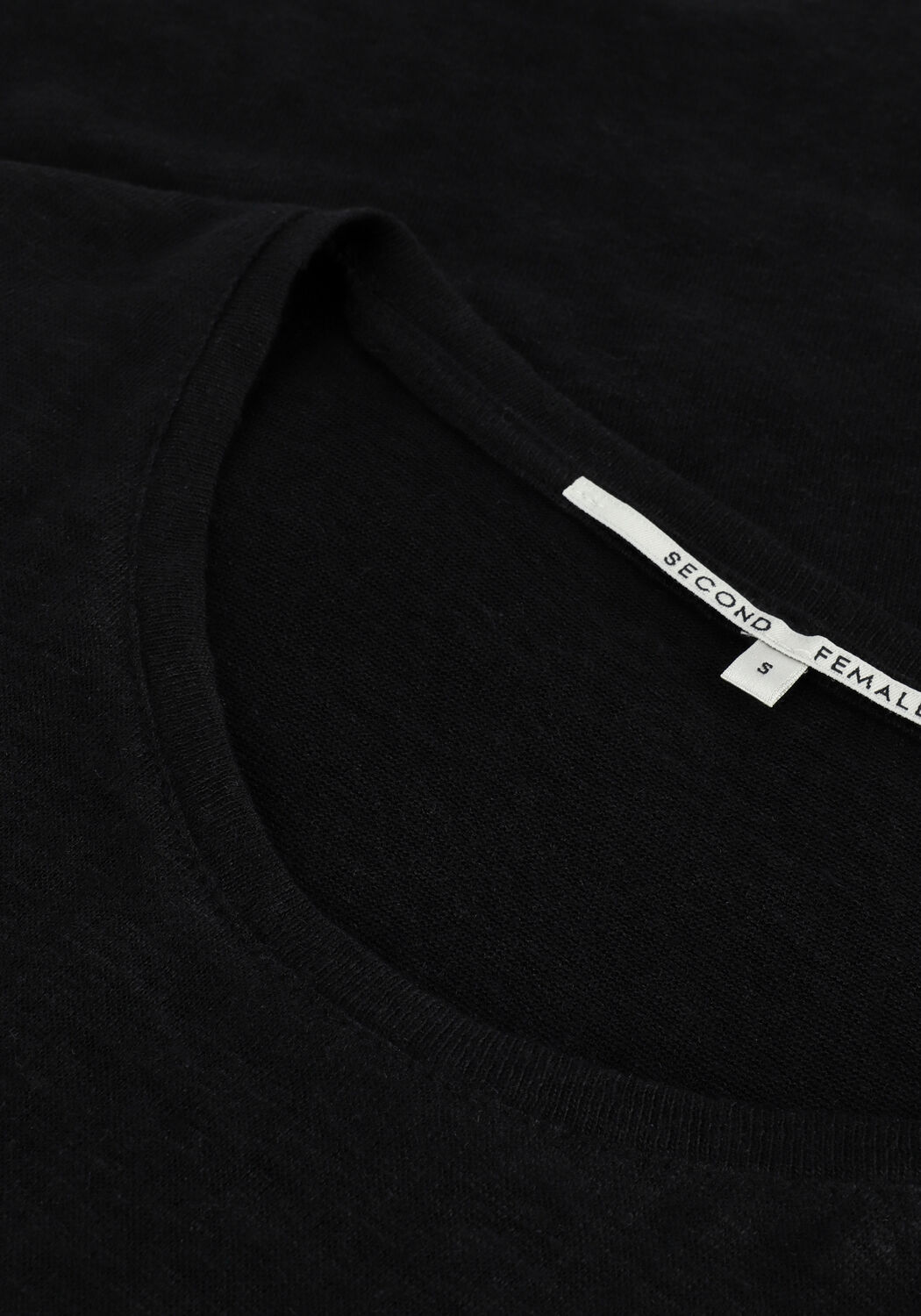 Schwarze SECOND FEMALE T-shirt PEONY O NECK TEE - large