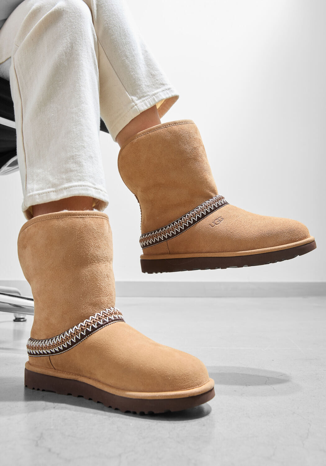 Cognacfarbene UGG Winterstiefel CLASSIC SHORT CRESCENT - large