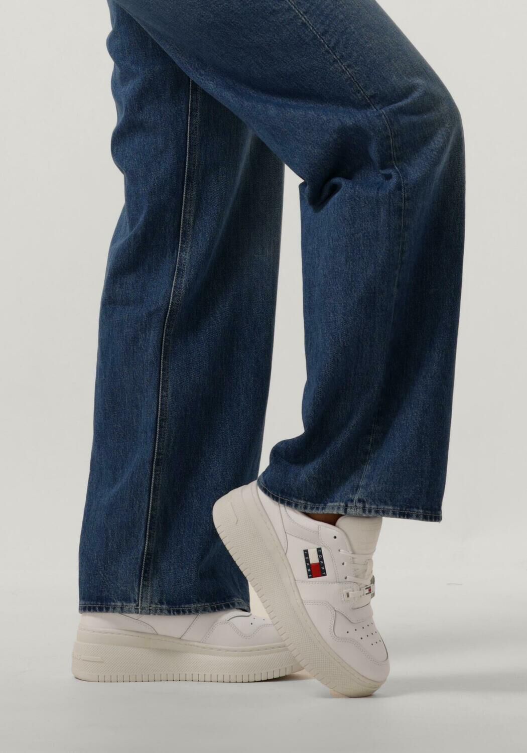 Wei&szlig;e TOMMY JEANS Sneaker Low TJW RETRO BASKET FLATFORM - large