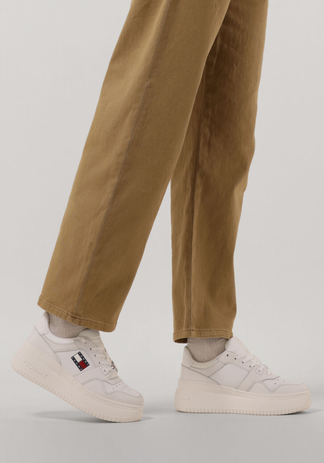 Wei&szlig;e TOMMY JEANS Sneaker Low TOMMY JEANS RETRO BASKET FLATF - large