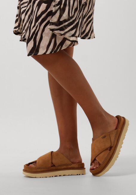 Cognacfarbene UGG Pantolette W GOLDENSTAR CROSS SLIDE - large
