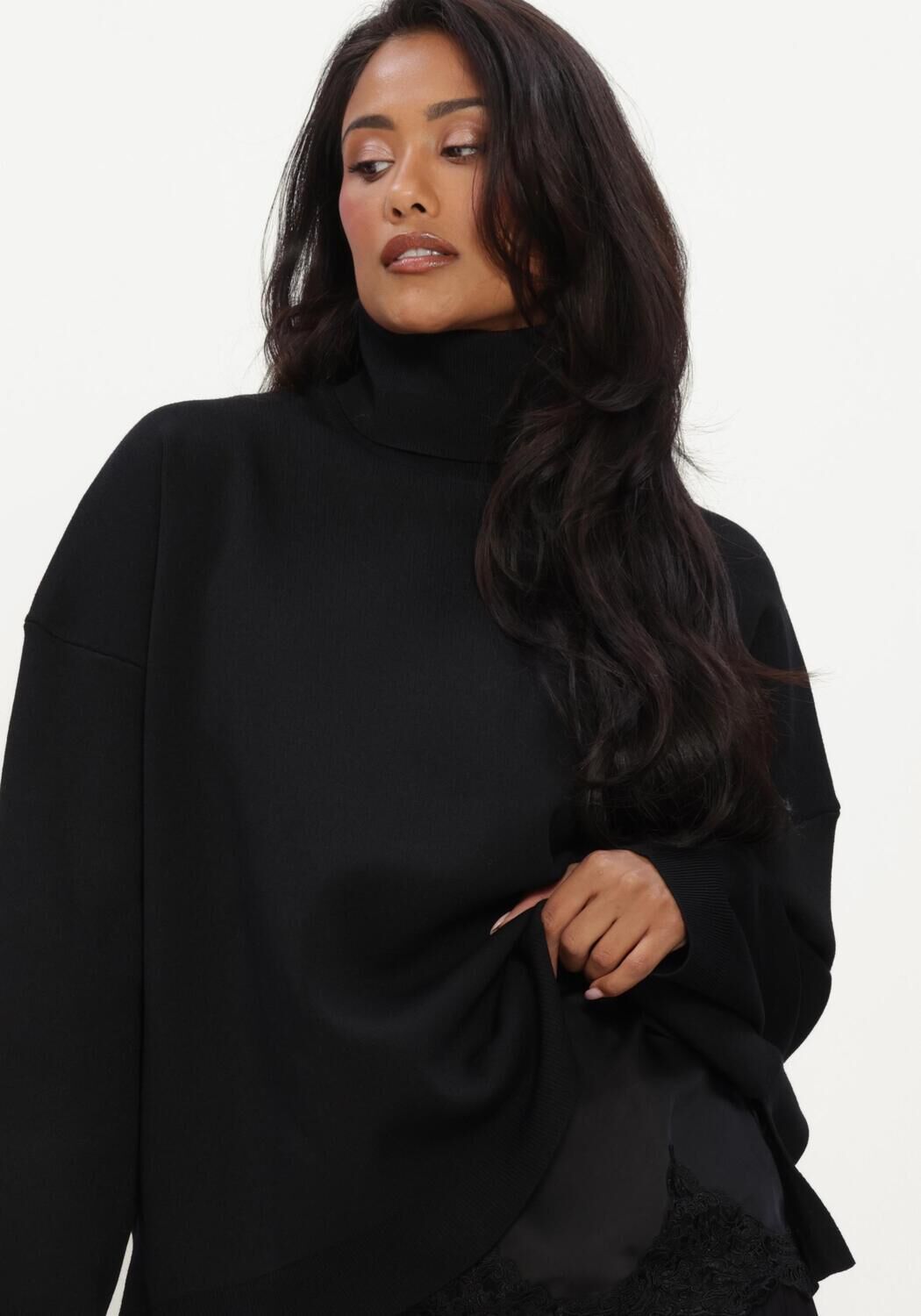 Schwarze OMODA ATELIER Pullover OM-DANA X QUINTY - large