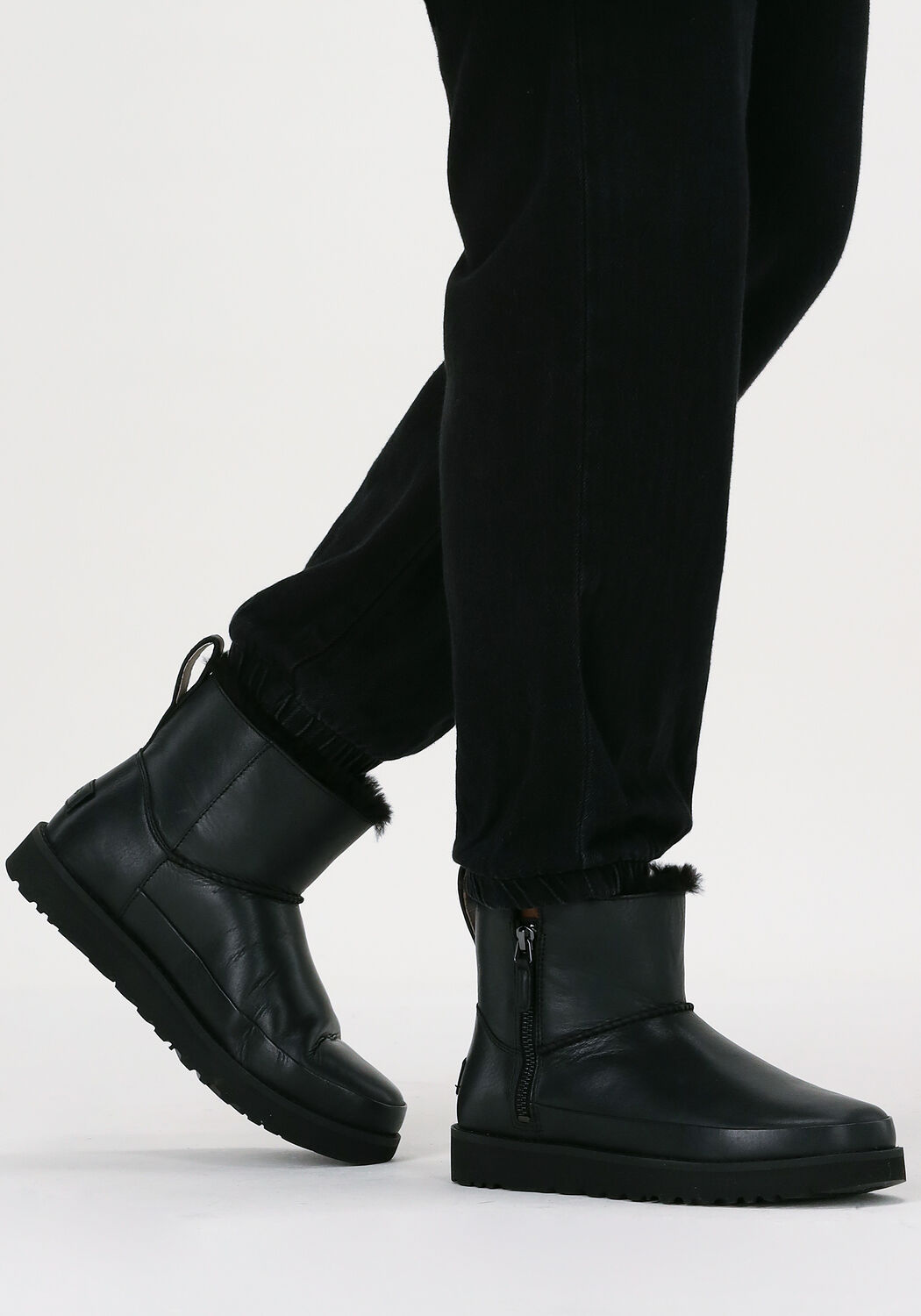 Schwarze UGG Winterstiefel W CLASSIC ZIP MINI - large