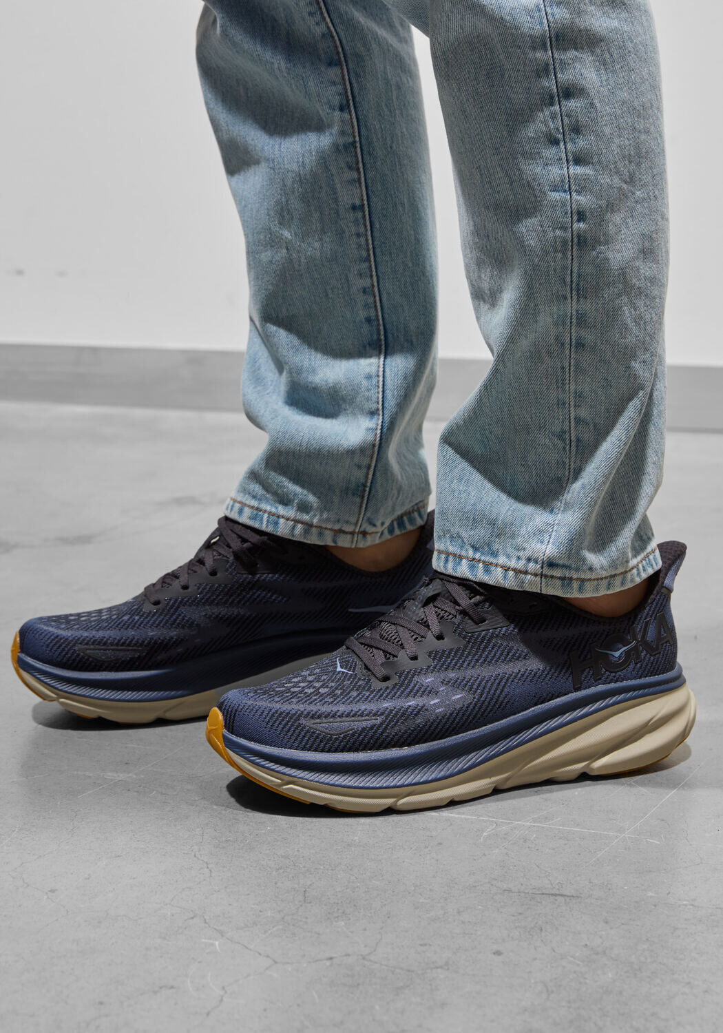 Schwarze UGG Winterstiefel CLASSIC ULTRA MINI MAXI CURLY - medium