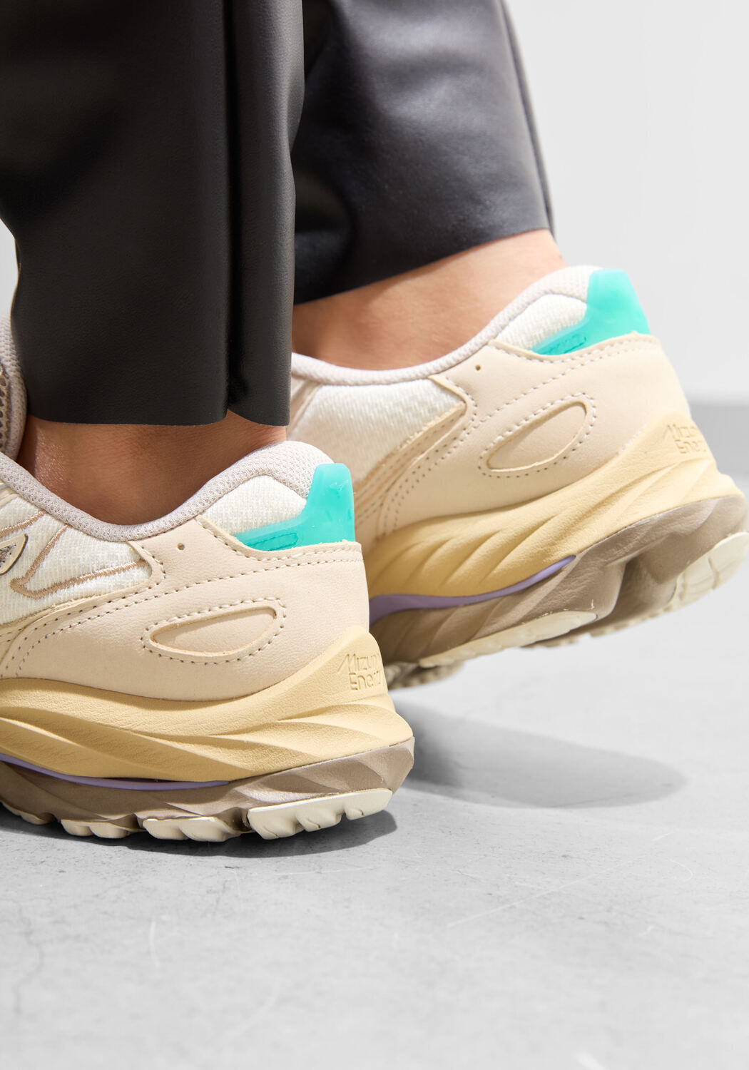 Creme MIZUNO Sneaker Low WAVE RIDER BETA - large