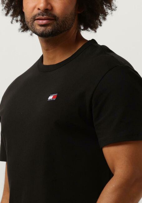 Schwarze TOMMY JEANS T-shirt TJM REG BADGE TEE EXT - large