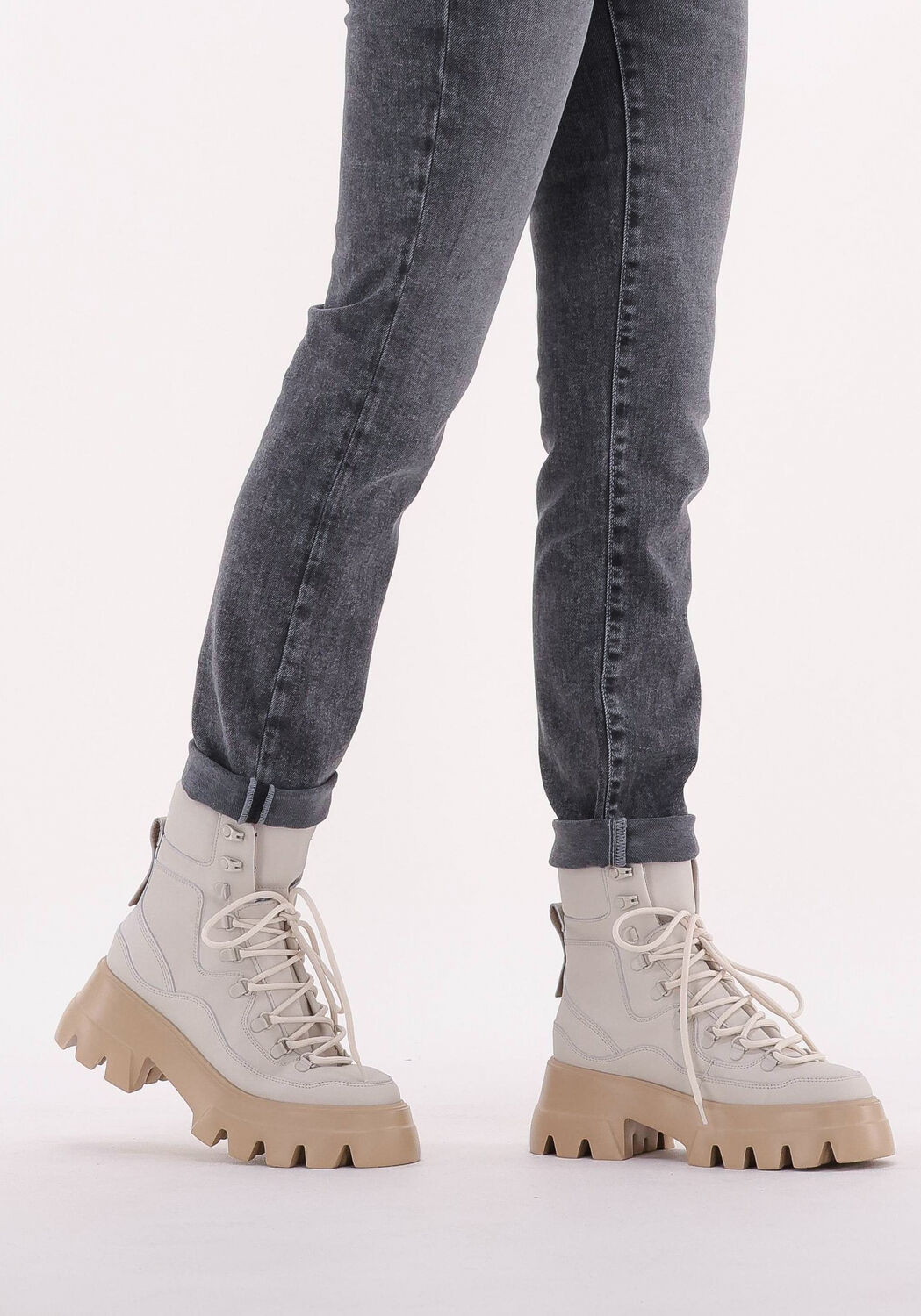 Wei&szlig;e NUBIKK Schn&uuml;rboots FLORE MONTAGNE - large