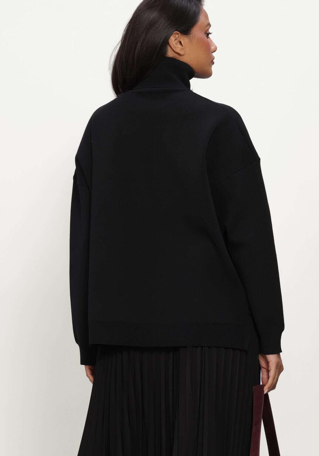 Schwarze OMODA ATELIER Pullover OM-DANA X QUINTY - large