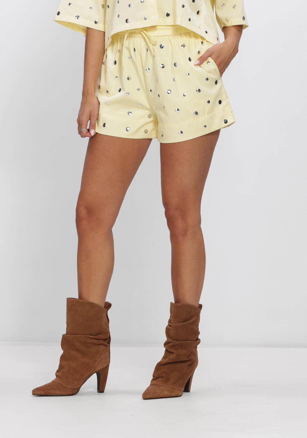 Gelbe STUDIO AMAYA Kurze Hose NIV SHORT - large