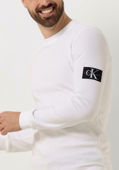 Weiße CALVIN KLEIN Pullover BADGE WAFFLE LS TEE - large