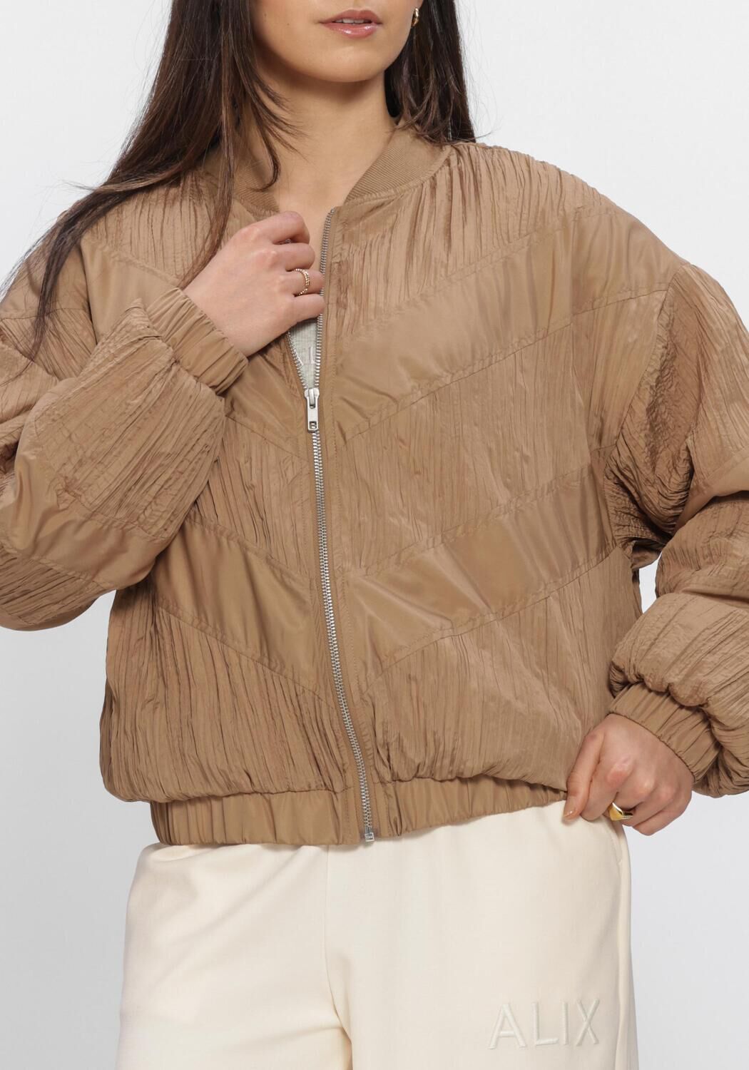 Camelfarbene ALIX THE LABEL Jack LADIES WOVEN PLISSE BOMBER - large