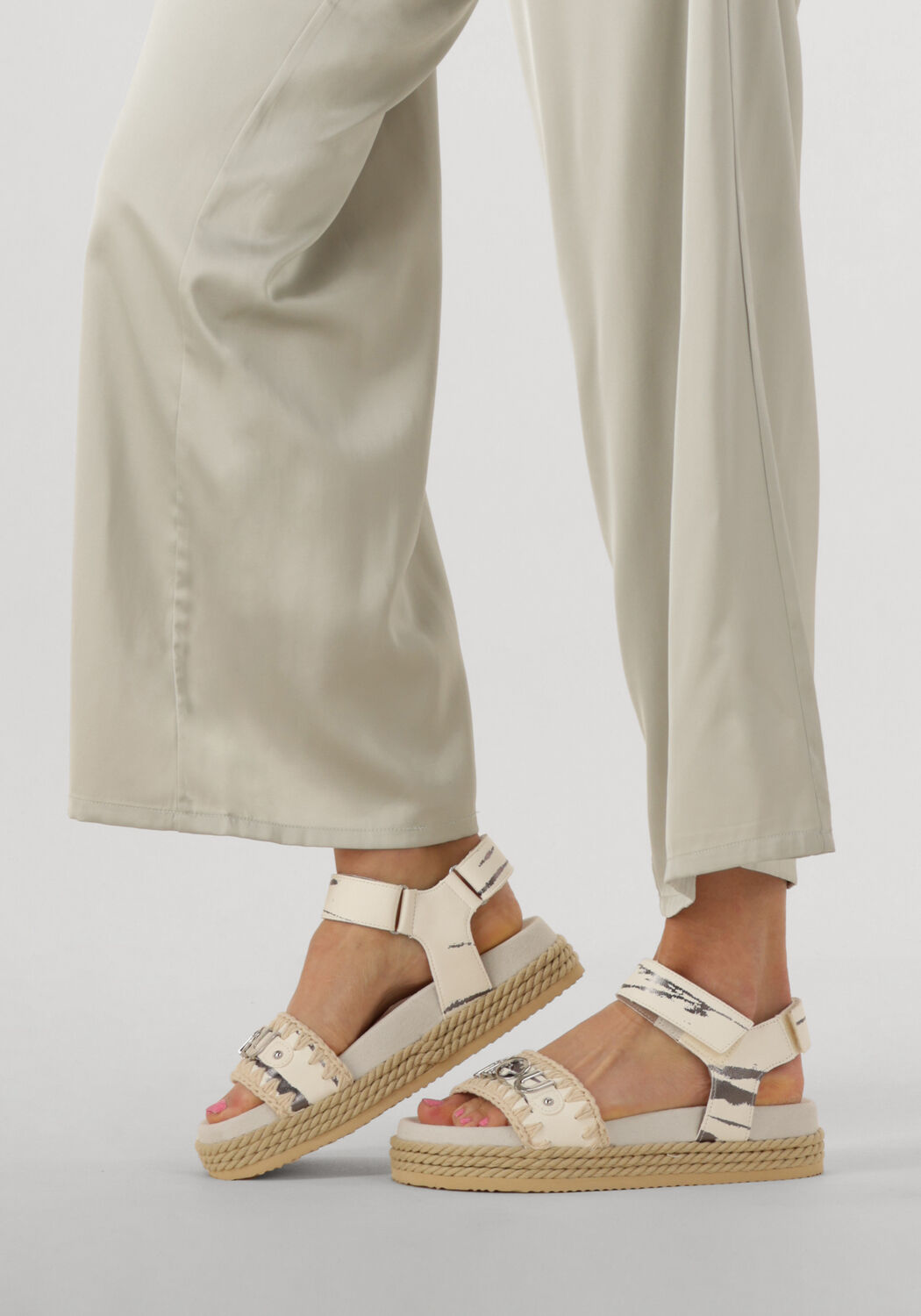 Wei&szlig;e MOU Flache Sandalen ROPE SANDAL BLACK WITH STRAP - large