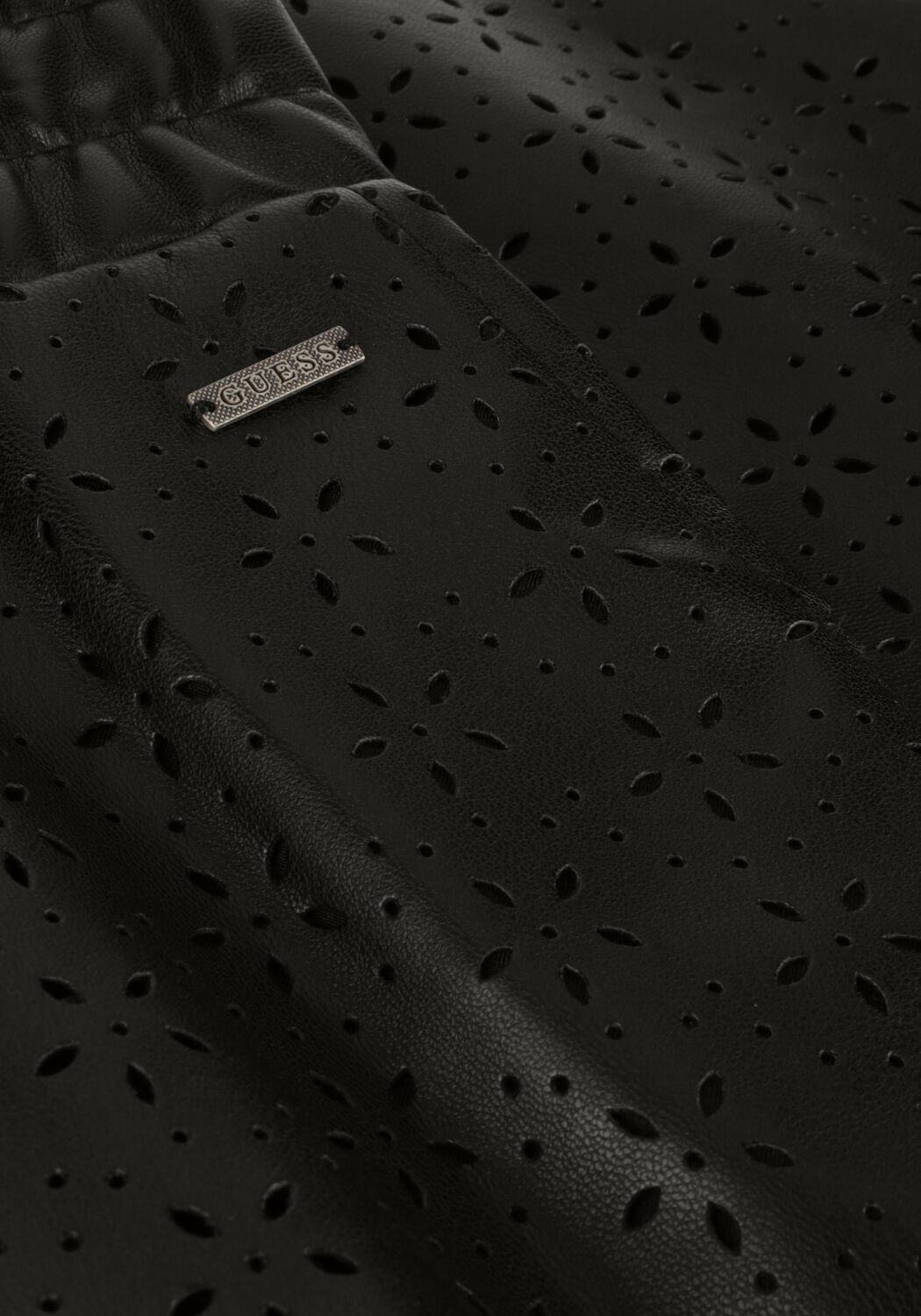 Schwarze GUESS Hosen CAROLA FAUX LEATHER SHORT - large