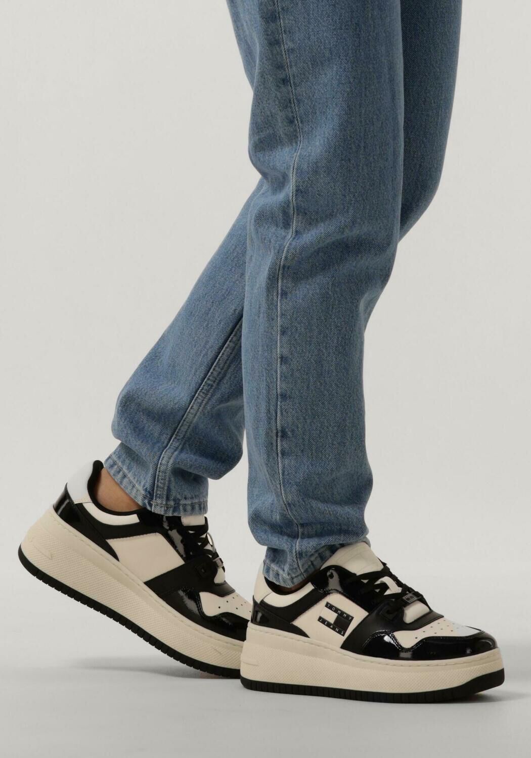 Wei&szlig;e TOMMY JEANS Sneaker Low TJW RETRO BASKET FLATFORM - large