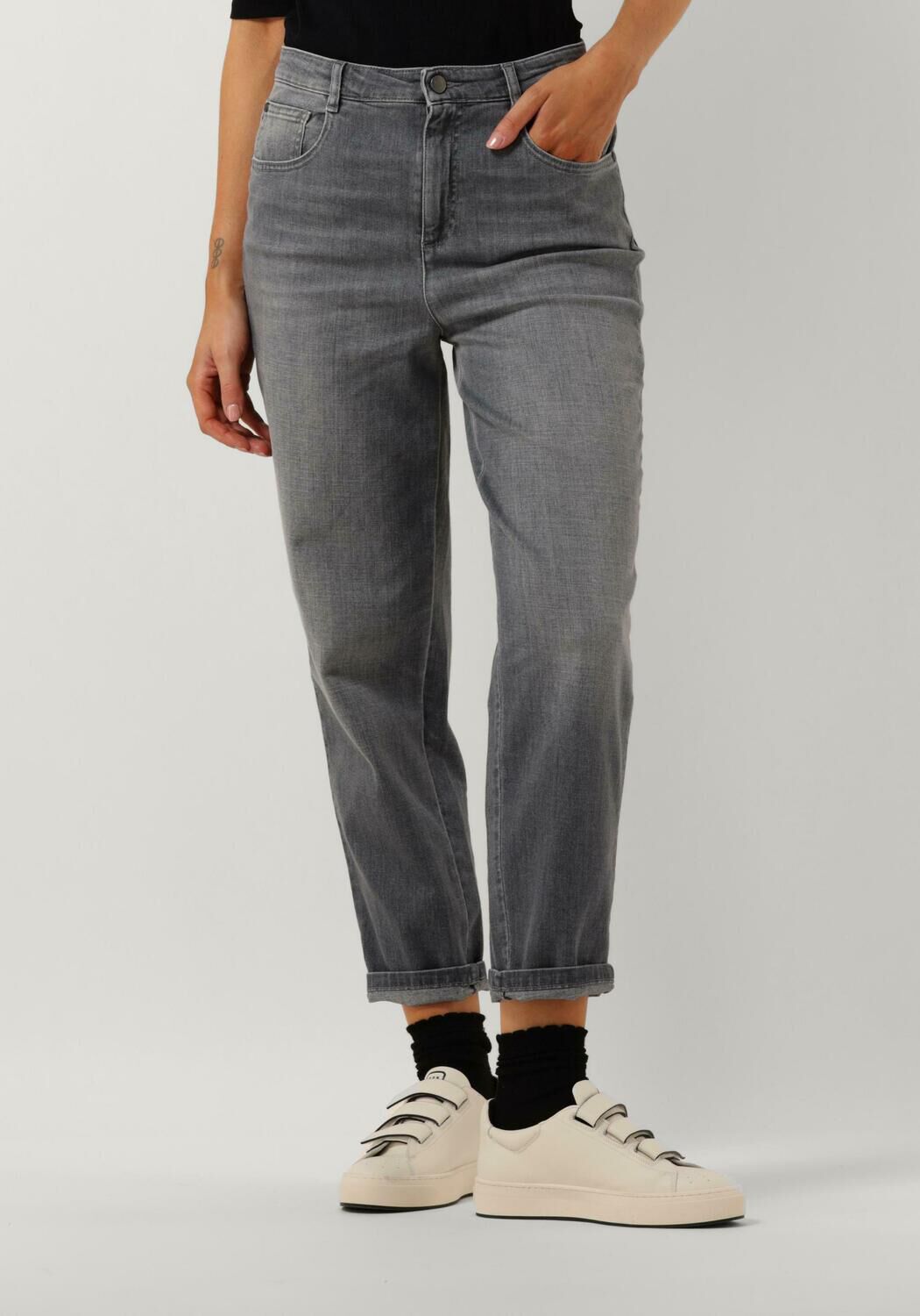 Vans and mom jeans 2025