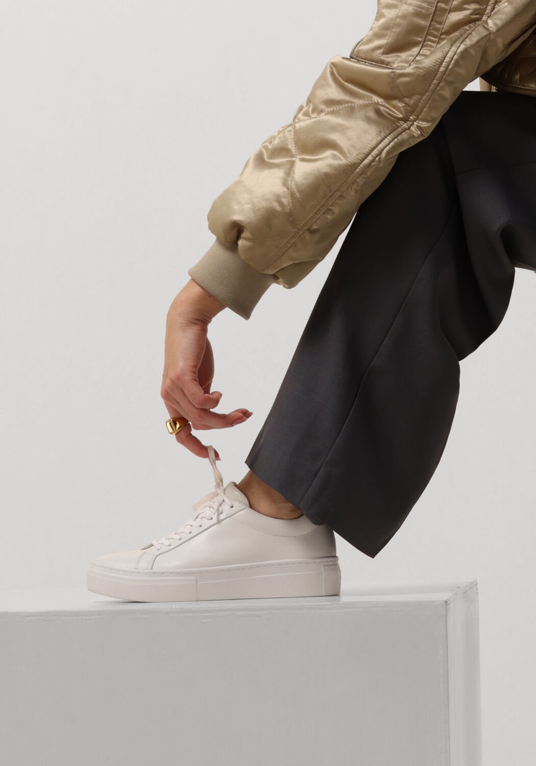 Zoe sneaker vagabond top