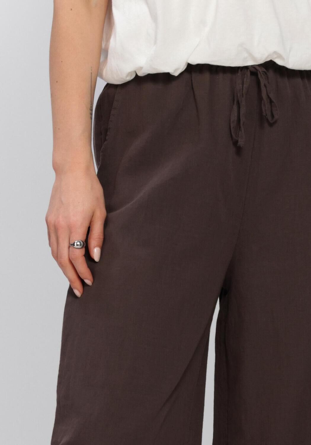 Braune NEO NOIR Hosen HEIFA LINEN PANTS - large