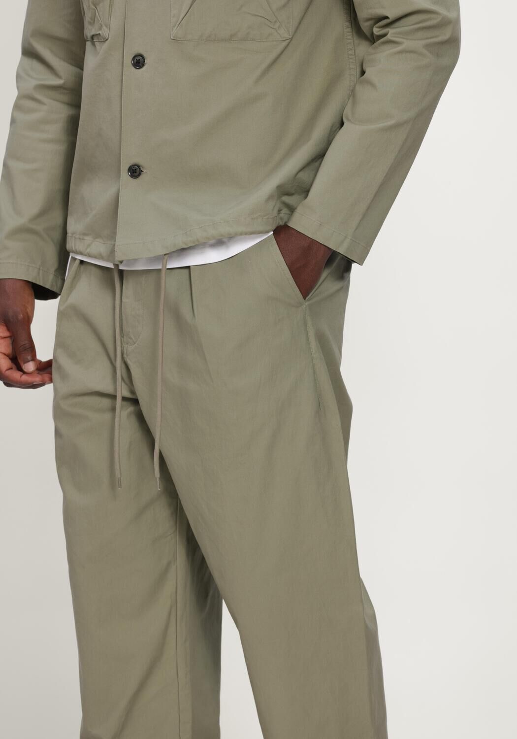 Khaki ANERKJENDT Weite Hose AKJAKOB COTTON PLEAT PANTS - large