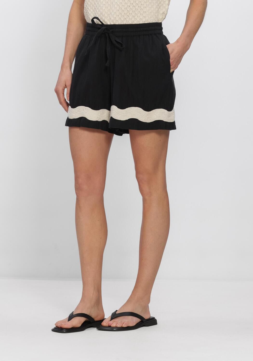 Schwarze OBJECT Kurze Hosen OBJMARICA MW EMBROIDERED SHORTS