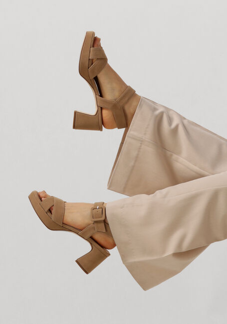 Camelfarbene CTWLK Sandalen TAMOUCH - large