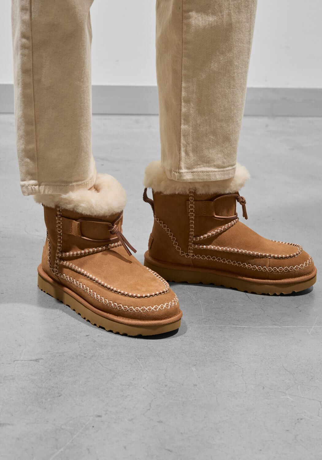 Camelfarbene UGG Winterstiefel CLASSIC MINI ALPINE - medium