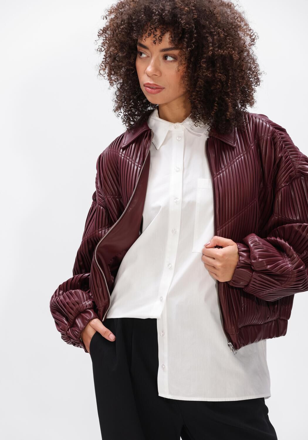 Bordeaux ALIX THE LABEL Wattierte Jack LADIES WOVEN PLEATED FAUX LEATHER BOMBER - large