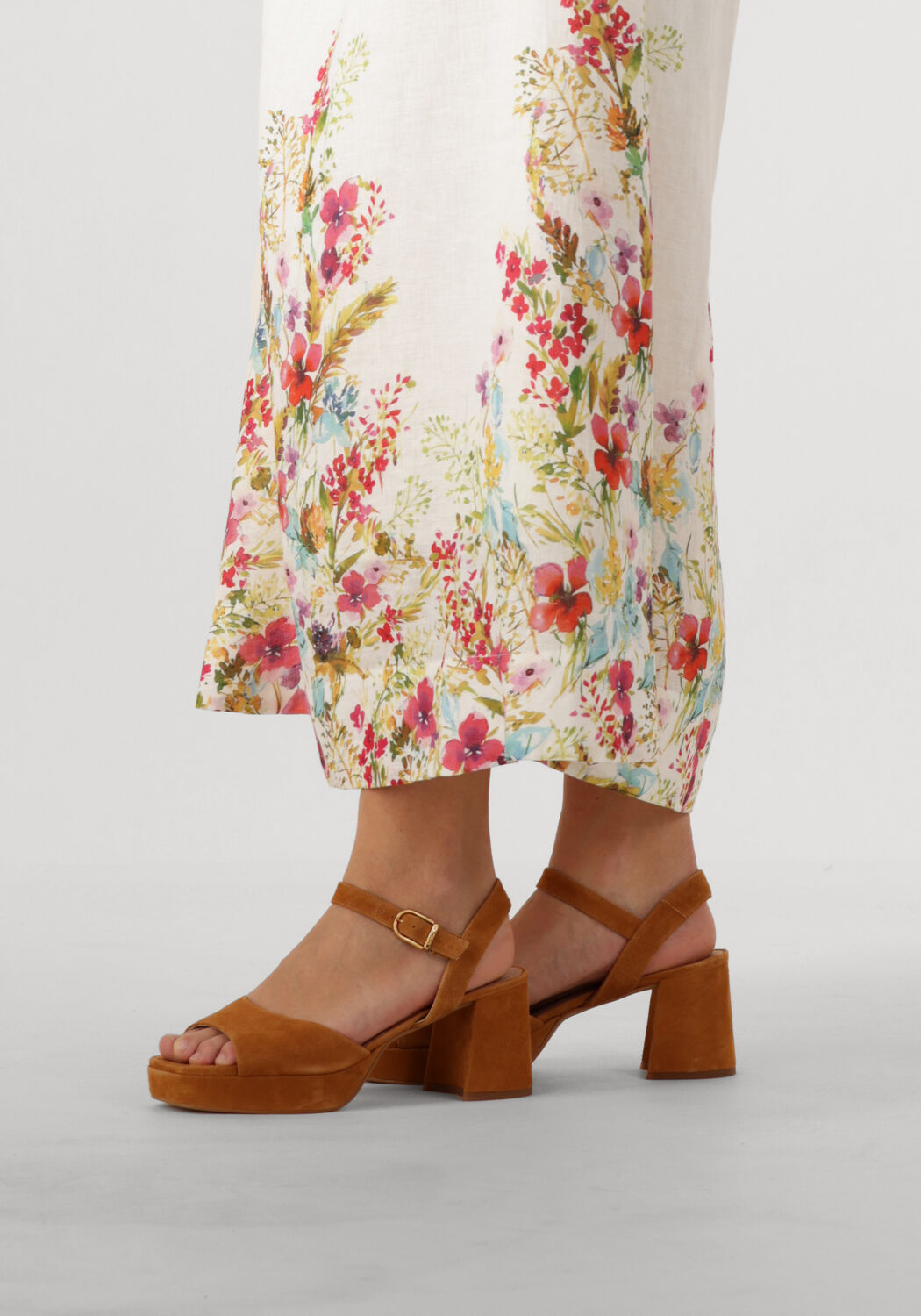 Camelfarbene UNISA Sandaletten mit Absatz NEY - large