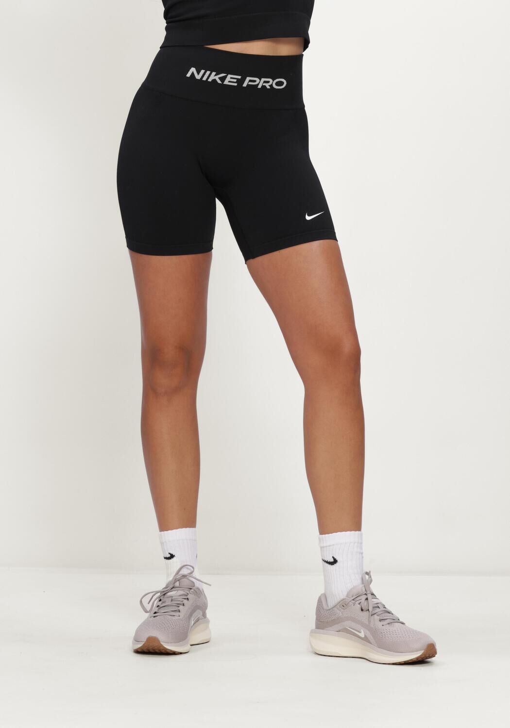 Schwarze NIKE Hosen NIKE PRO SEAMLESS SHORT - large