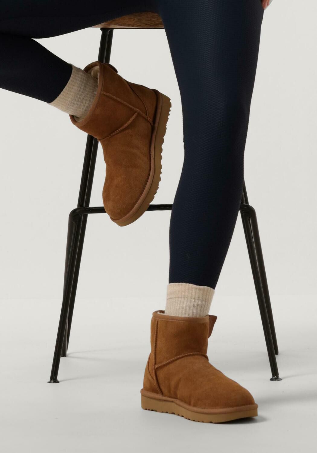 Camelfarbene UGG Winterstiefel CLASSIC MINI BAILEY ZIP - large