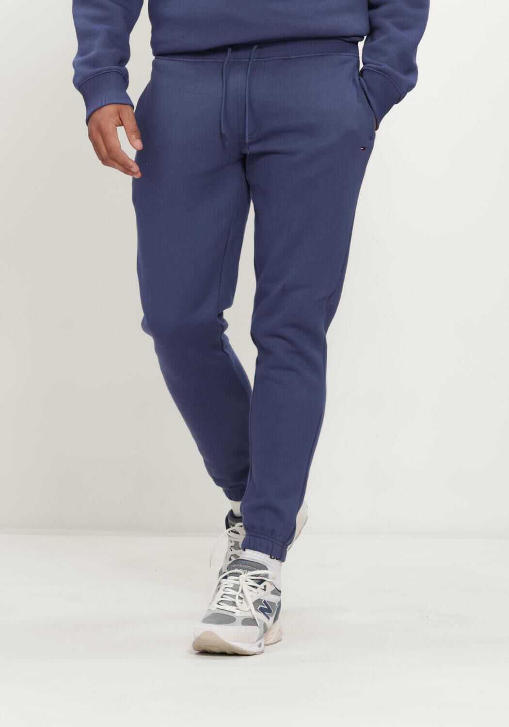 Blaue TOMMY JEANS Jogginghose TJM SLIM S FLAG SWEATPANT EXT - large