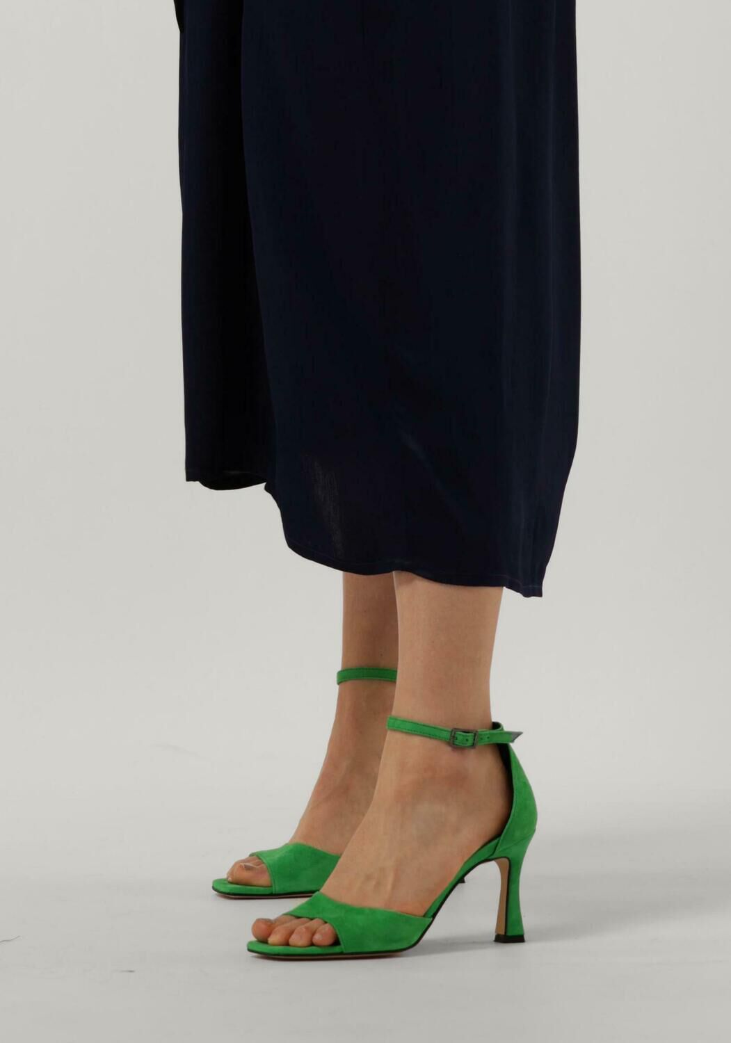 Gr&uuml;ne NOTRE-V Sandalen 8510 - large