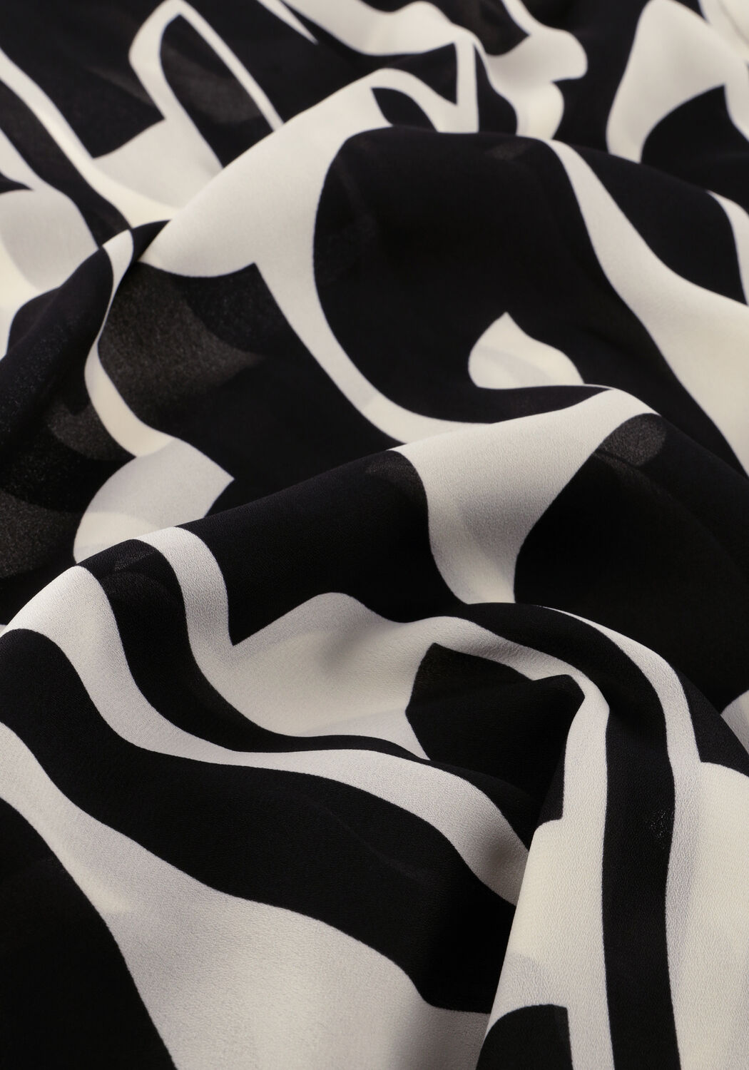 Schwarze ANOTHER LABEL Blusen MACY GRAPHIC SHIRT L/S - large