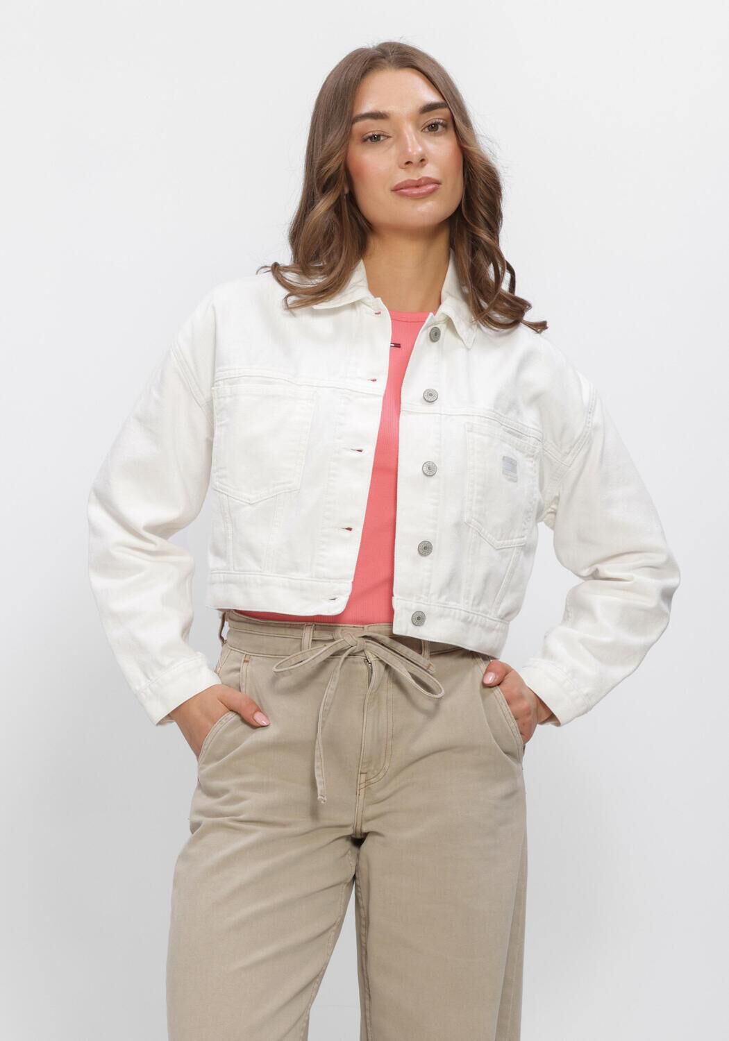 Wei&szlig;e TOMMY JEANS Jeansjacke OVSZ CROP TRCKR JCKT FLG BJ6099 - large