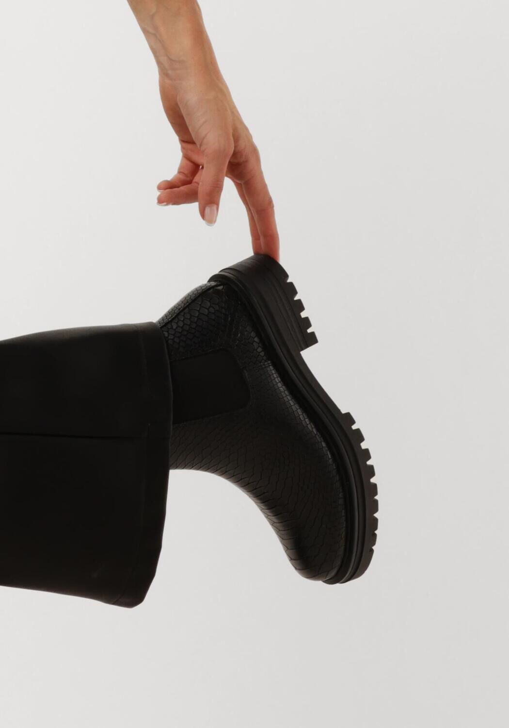 Schwarze OMODA Chelsea Boots MONK-24 - large